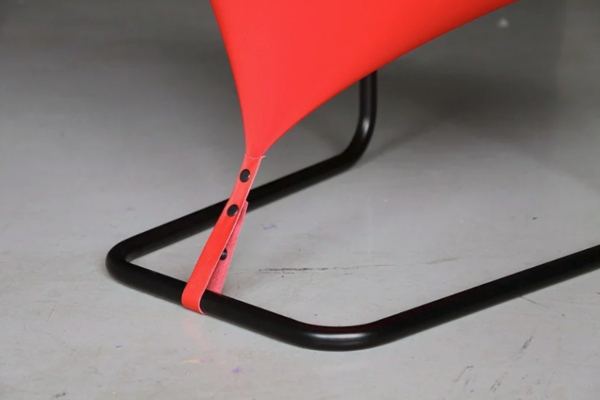 upecatljiva-red-dot-stolica-koja-izgleda-kao-ravna-ploca 