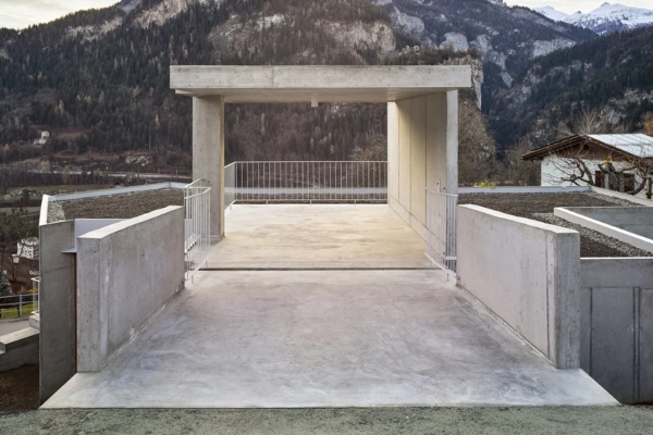 izlozene-betonske-povrsine-stvorile-neobican-dom-u-svajcarskoj 