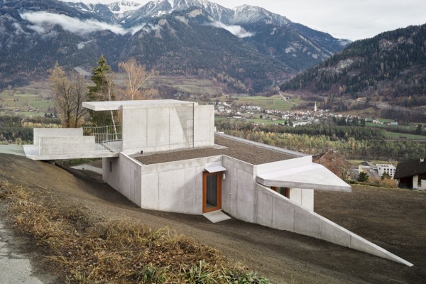 izlozene-betonske-povrsine-stvorile-neobican-dom-u-svajcarskoj 