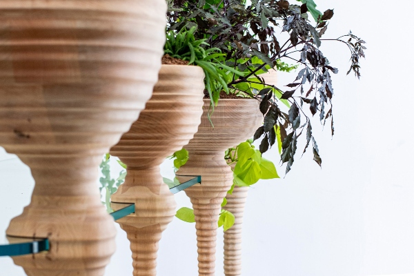 modularni-sto-sa-drvenim-nogarama-za-sadnju-biljaka 