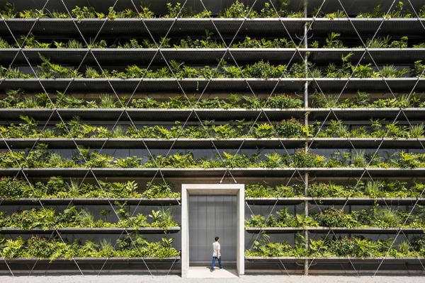 zanimljiva-zelena-fasada-na-jednoj-vijetnamskoj-fabrici 