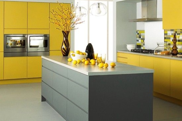 Impresivne kuhinje u sivo-žutim nijansama