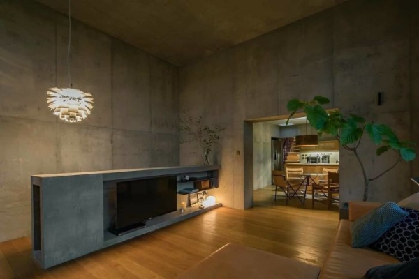 japanski-dizajn-kuce-od-izlozenog-betona-sa-toplim-entrijerom 