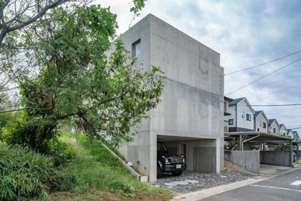 japanski-dizajn-kuce-od-izlozenog-betona-sa-toplim-entrijerom 