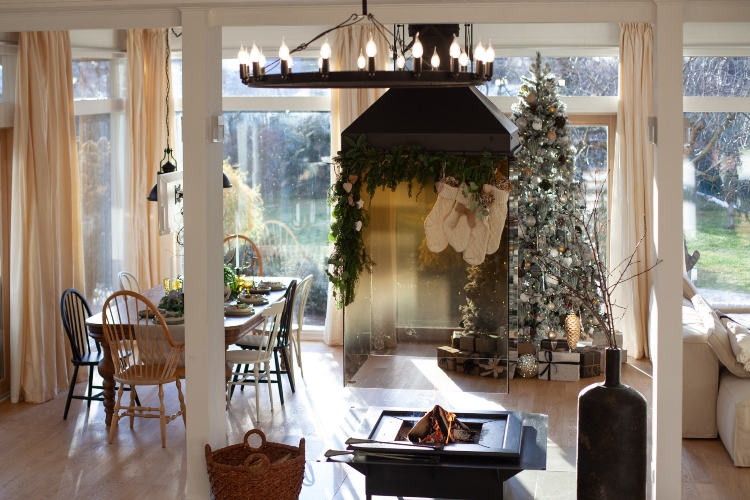 Zavirite u rustičan dom koji na svakom koraku slavi novogodišnje praznike