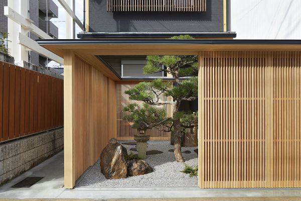 japanski-vrt-skriven-iz-resetkastih-drvenih-vrata 