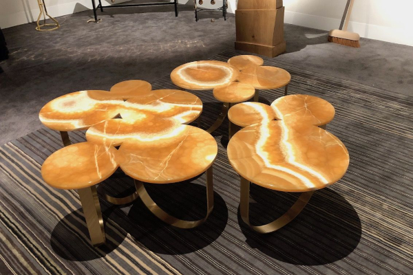 dizajnerski-stolovi-za-kafu-koji-se-isticu-u-prostoru 