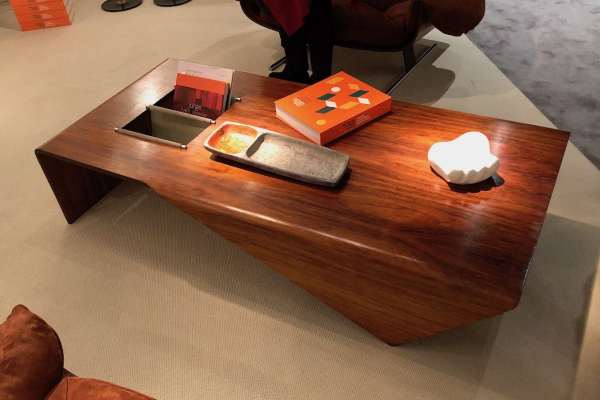 dizajnerski-stolovi-za-kafu-koji-se-isticu-u-prostoru 