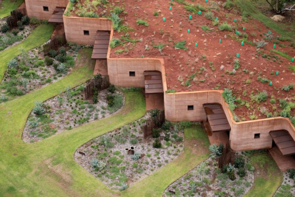 12-domova-smestenih-u-okviru-velikog-zida-u-australiji 