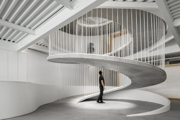 da-li-ste-za-setnju-spiralnom-betonskom-stazom-unutar-originalnog-kancelarijskog-prostora 