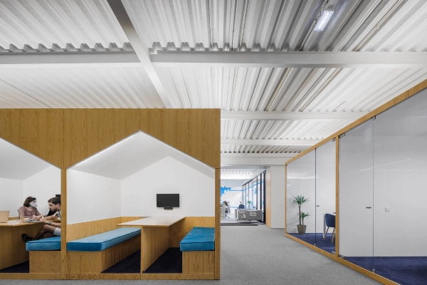 da-li-ste-za-setnju-spiralnom-betonskom-stazom-unutar-originalnog-kancelarijskog-prostora 