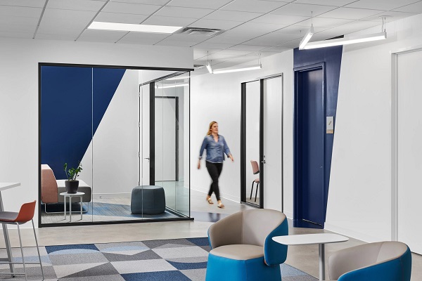 kancelarija-usredsredena-na-veliko-stepeniste-narandzasto-plavu-boju 