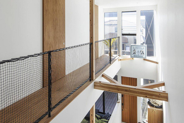 Sivo-beli kolor i drvene površine oblikovali moderan dom u Japanu