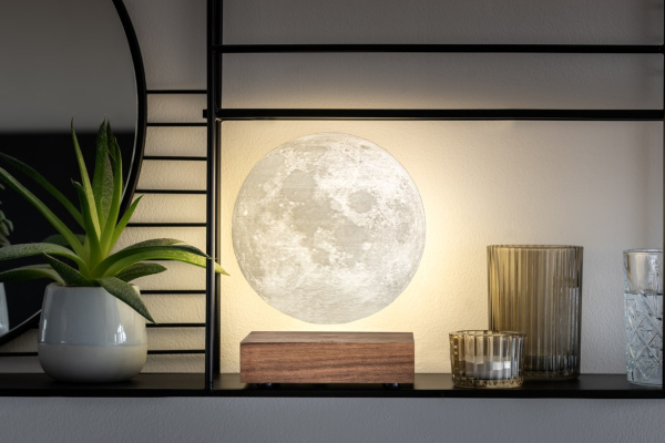 lampa-u-obliku-meseca-koja-levitira-u-prostoru 