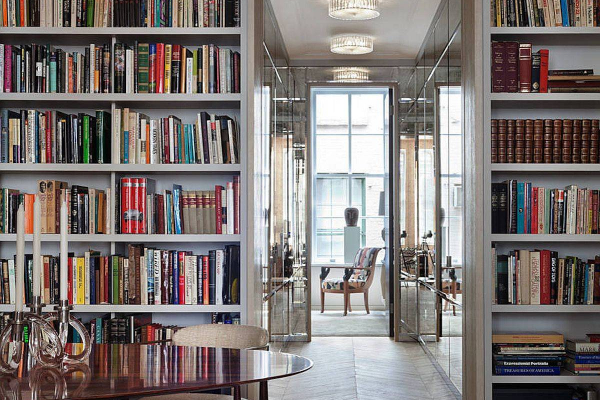 knjige-umetnicka-dela-i-hodnik-sa-ogledalima-definisali-jedan-savremen-dom 