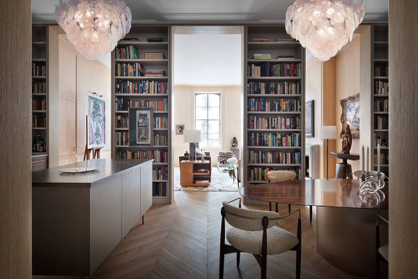 knjige-umetnicka-dela-i-hodnik-sa-ogledalima-definisali-jedan-savremen-dom 