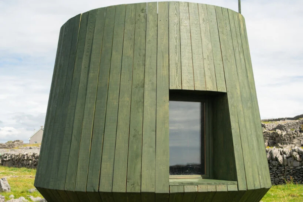 Drvo zelene boje i stare ribarske mreže “sagradile” umetničku kolibu u Irskoj