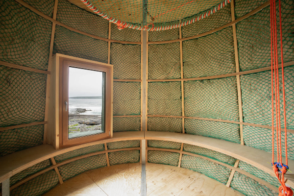Drvo zelene boje i stare ribarske mreže “sagradile” umetničku kolibu u Irskoj