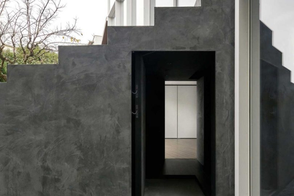minimalisticki-dom-u-tokiju-sa-izvanrednim-skulpturalnim-stepenistem 