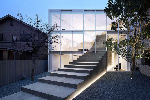 minimalisticki-dom-u-tokiju-sa-izvanrednim-skulpturalnim-stepenistem 