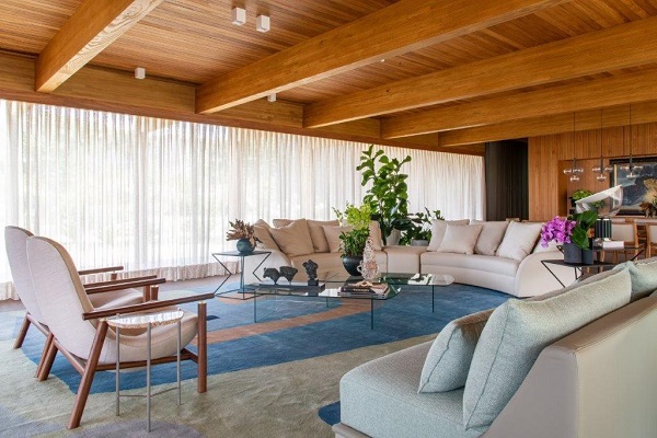 Drveni enterijer brazilske kuće idealan za kućne sedeljke sa stilom