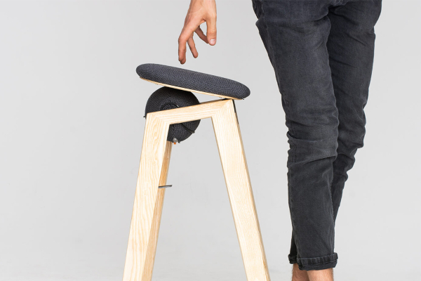 ergonomska-stolica-koja-pojednostavljuje-koncept-sedanja-i-ustajanja 