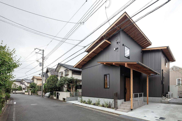 manji-krovni-delovi-i-tamna-spoljasnjost-definisali-jedan-japanski-dom 
