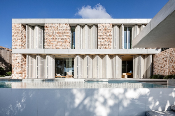 Kamena fasada, betonske ploče i prirodni sistemi ventilacije čine ovu kuću jedinstvenom