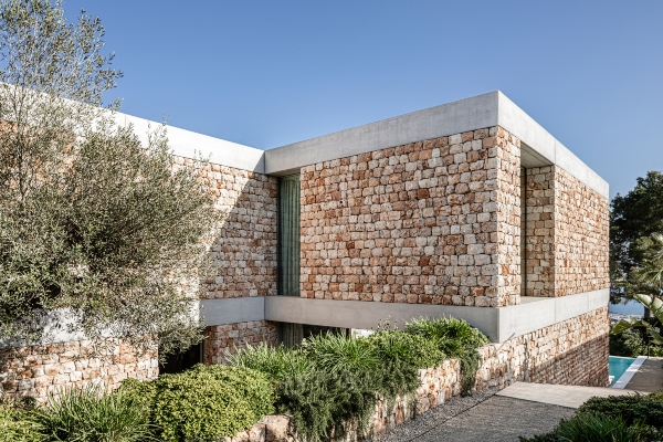 Kamena fasada, betonske ploče i prirodni sistemi ventilacije čine ovu kuću jedinstvenom