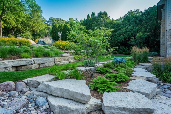 Prednosti korišćenja stena i grandioznog kamenja u dvorištu