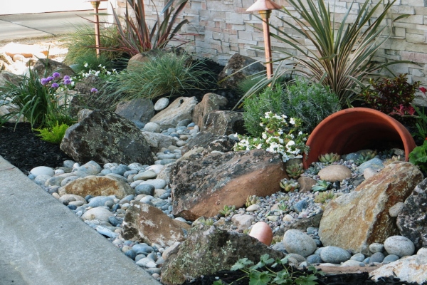 Prednosti korišćenja stena i grandioznog kamenja u dvorištu