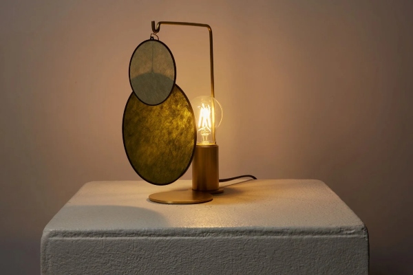 Minimalistička stona lampa koja osvetljenje vraća na fabrička podešavanja