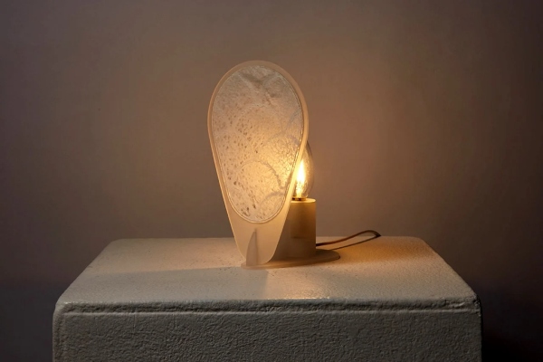 Minimalistička stona lampa koja osvetljenje vraća na fabrička podešavanja