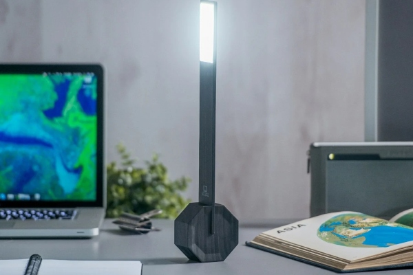 Poligonalna lampa idealna za kancelarije koje cene minimalizam