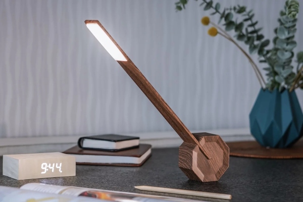 Poligonalna lampa idealna za kancelarije koje cene minimalizam