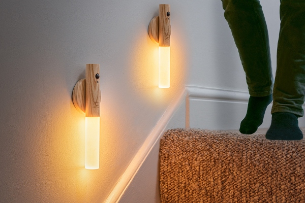 Pametna lampa sa držačem koju možete instalirati bilo gde!