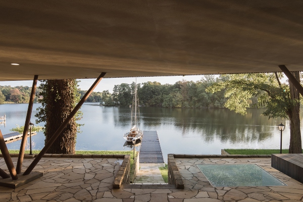 Zavirite u prostranu porodičnu kuću sa fantastičnim pogledom na jezero