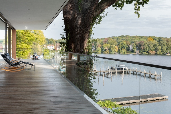 Zavirite u prostranu porodičnu kuću sa fantastičnim pogledom na jezero
