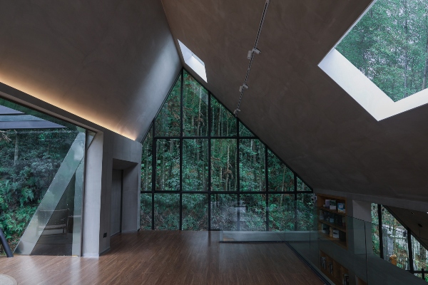 Odmor za mozak – biblioteka sa kosim krovom smeštena u srcu šume