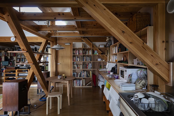 Dijagonalni elementi & stubovi ojačali snagu ali i lepotu ovog japanskog doma