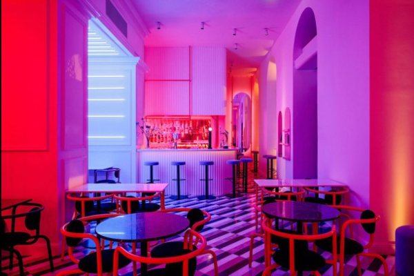 Restoran Lulu u Lisabonu obasjan neon svetlima