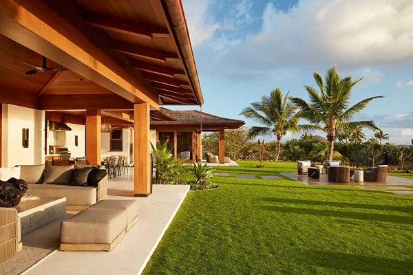 Uživancija na Havajima: zavirite u tradicionalan dom ispunjen drvetom