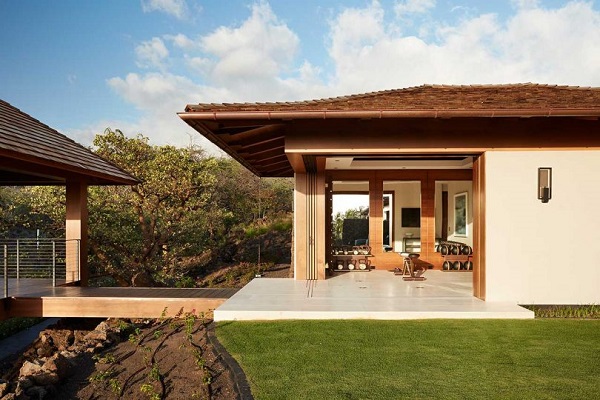 Uživancija na Havajima: zavirite u tradicionalan dom ispunjen drvetom