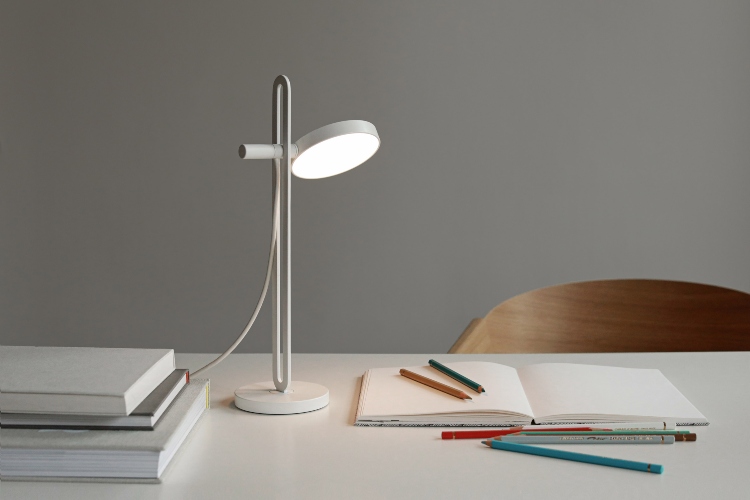 minimalisticka-led-lampa-poprima-izgled-akusticke-viljuske 