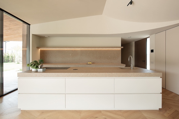  Kuhinja betonske vile opremljena je u minimalističkom stilu