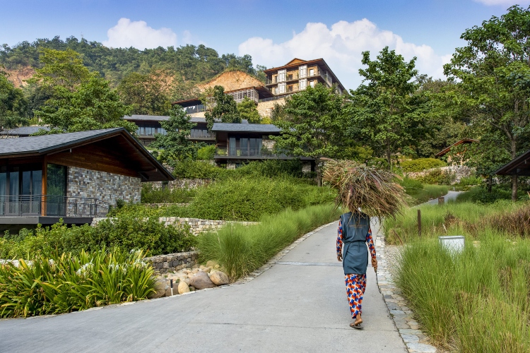 Prilaz odmarališu i hotelu podseća na klasičan model himalajskih sela