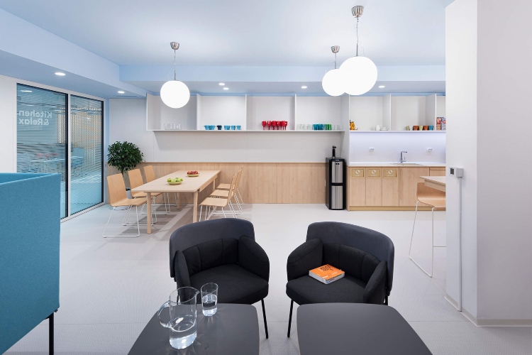  Pogled na dobro osvetljenu kuhinju i trpezariju u minimalističkom stilu
