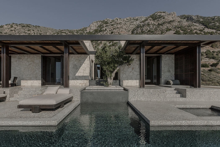  Pogled na veliku terasu sa bazenom kamene porodične vile na Kritu