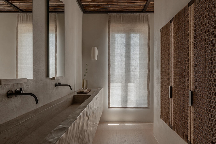  Kupatilo moderne porodične vile od kamena opremljeno je u minimalističkom stilu