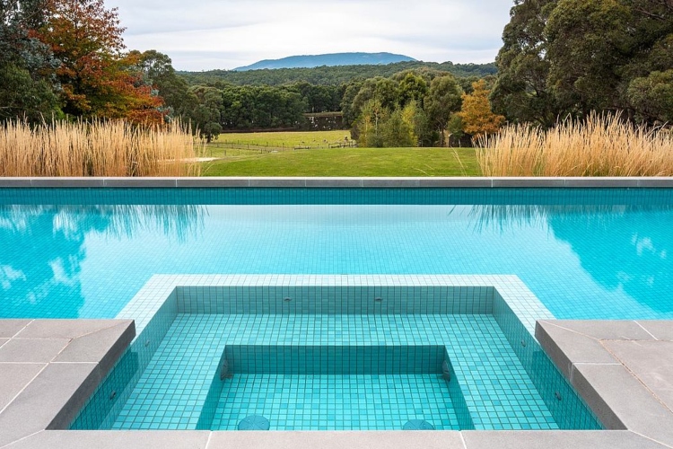  Pogled na čist i nebesko plav bazen u okviru tradicionalno dizajnirane bašte